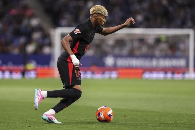 足球报：张外龙这几年一直关注铜梁龙，冲超后他独坐良久