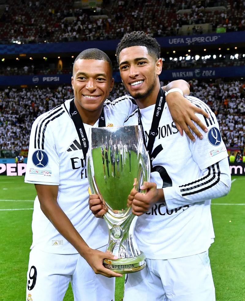 西甲半场：贝林厄姆头槌破僵，皇马暂1-0塞维利亚（西甲半场战报：贝林厄姆头球先拔头筹，皇马暂以1-0领先塞维利亚）